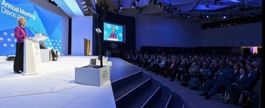Davos 2023: Ursula von der Leyen “ la storia dell’economia della tecnologia pulita sarà scritta in Europa”.