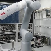 ABB Robotics  e XtalPi : insieme per costruire laboratori intelligenti e automatizzati con i robot collaborativi ABB GoFa